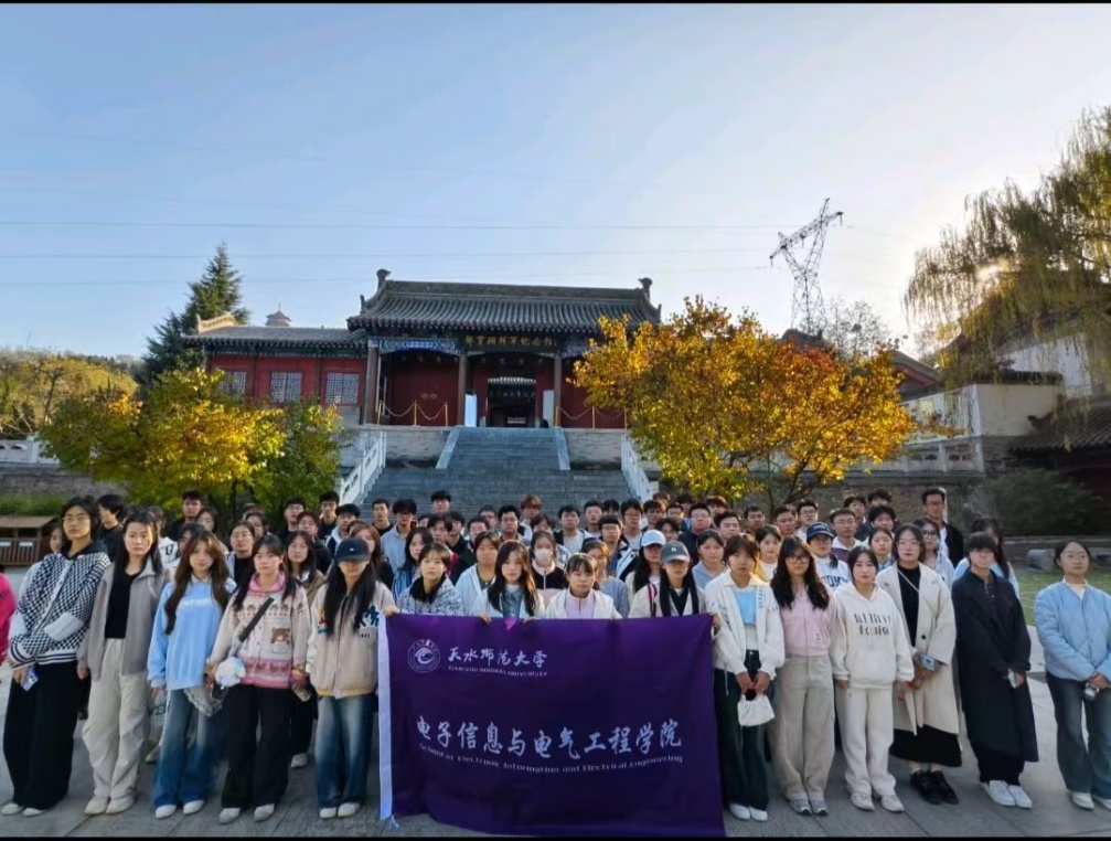 人群前站着一群人AI 生成的内容可能不正确。